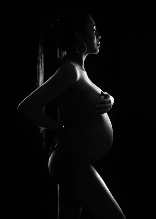 Silhouette de femme enceinte pour une photo de grossesse en noir et blanc