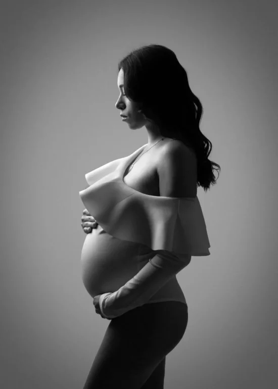 photographe de grossesse sur Aix en provence. Femme enceinte en body blanc