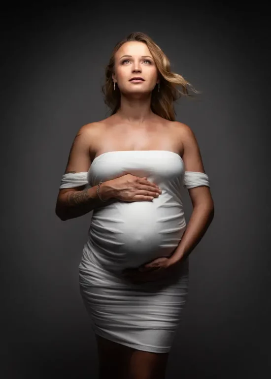 femme enceinte en robe blanche pour un shooting grossesse entre aix en provence et marseille