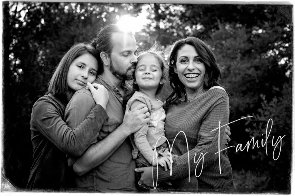 Portrait de famille. Séance photo famille en extérieur avec Laury Skander Photographe et Cindy Fernandez Photographe.
