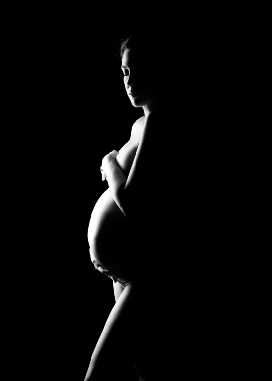 photo de grossesse en silhouette noir et blanc en studio entre aix en provence et marseille