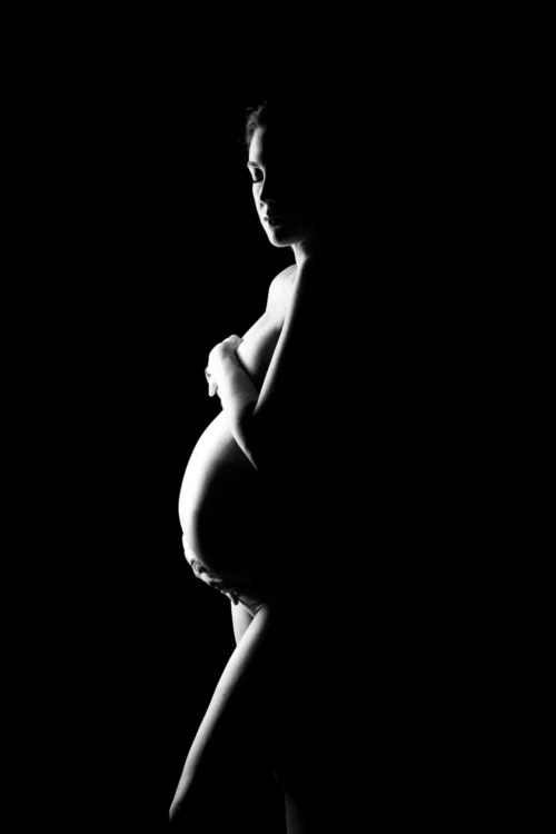 photo de grossesse en silhouette noir et blanc en studio entre aix en provence et marseille