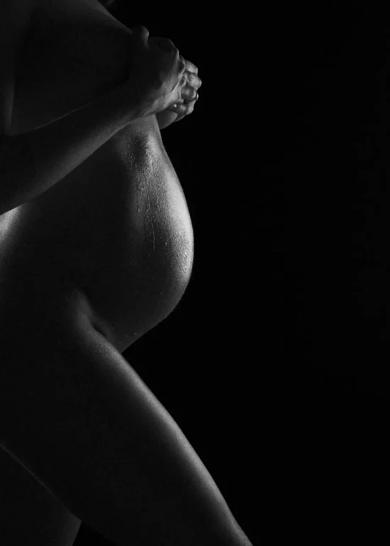 photo grossesse en silhouette en noir et blanc