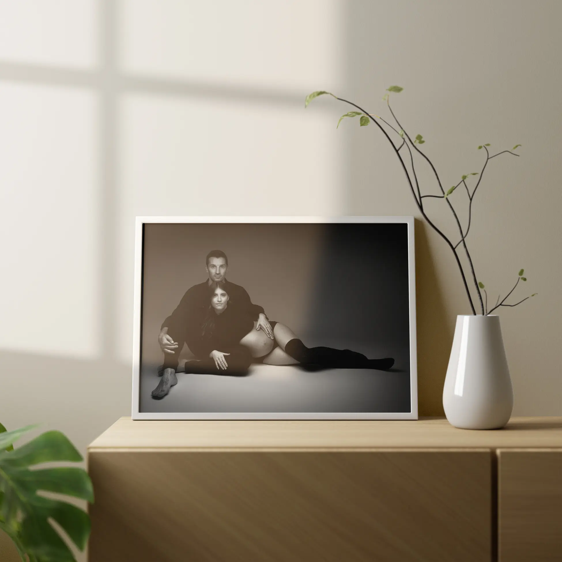 tableau photo de couple séance grossesse en noir et blanc en studio