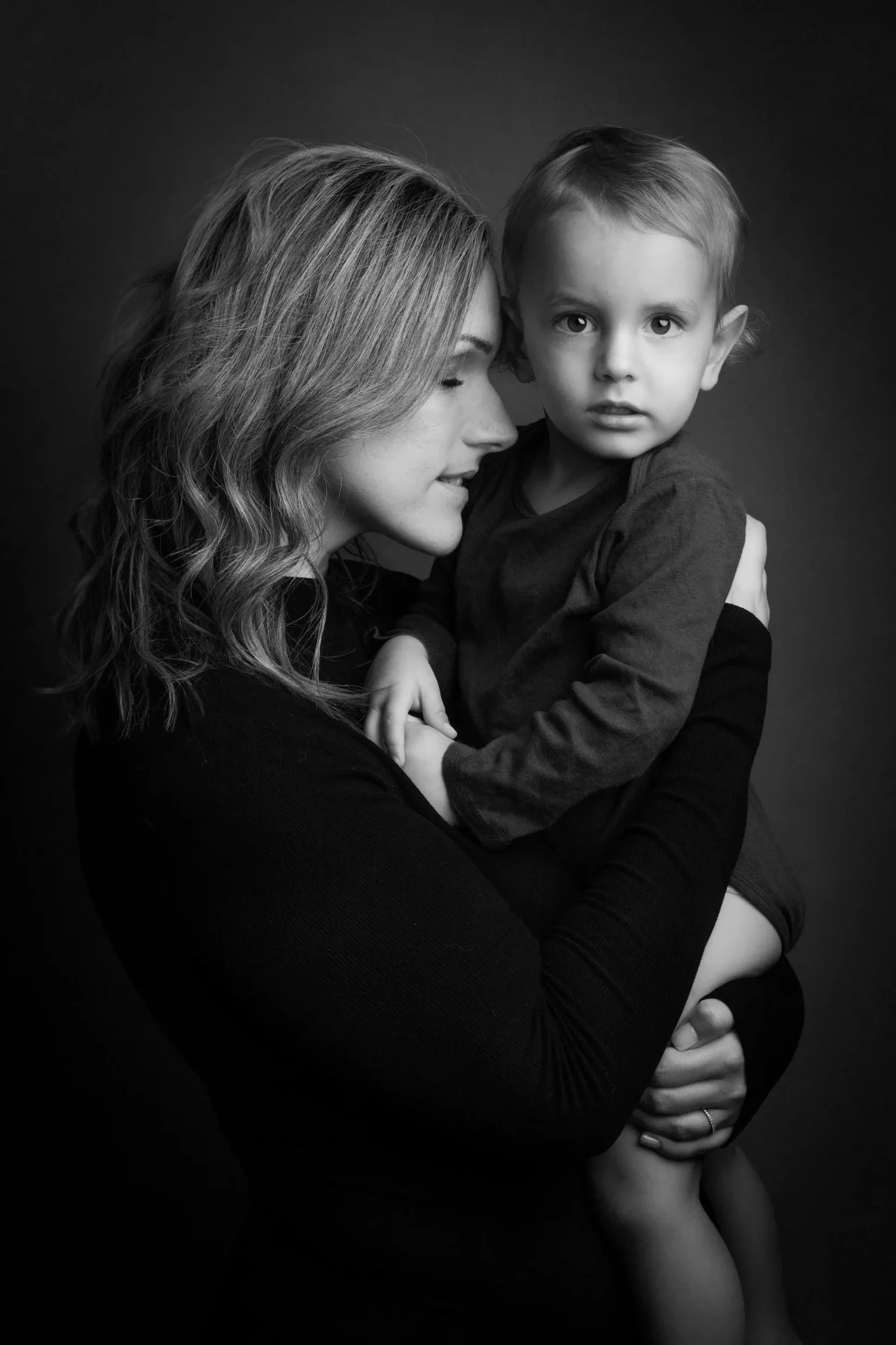 séance maman et moi photo en noir et blanc en studio