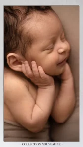 enfant souriant endormi pendant une séance photo avec Cindy Fernandez Photographe
