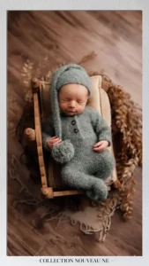 photo d'un bébé dans un contenant avec un décor beige pour une séance photo bébé avec Cindy Fernandez Photographe