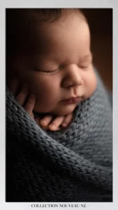 gros plan photo bébé emmailloté pour une séance photo avec Cindy Fernandez Photographe