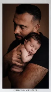 photo d'un papa tenant son bébé dans les bras pour un shooting photo avec Cindy Fernandez Photographe