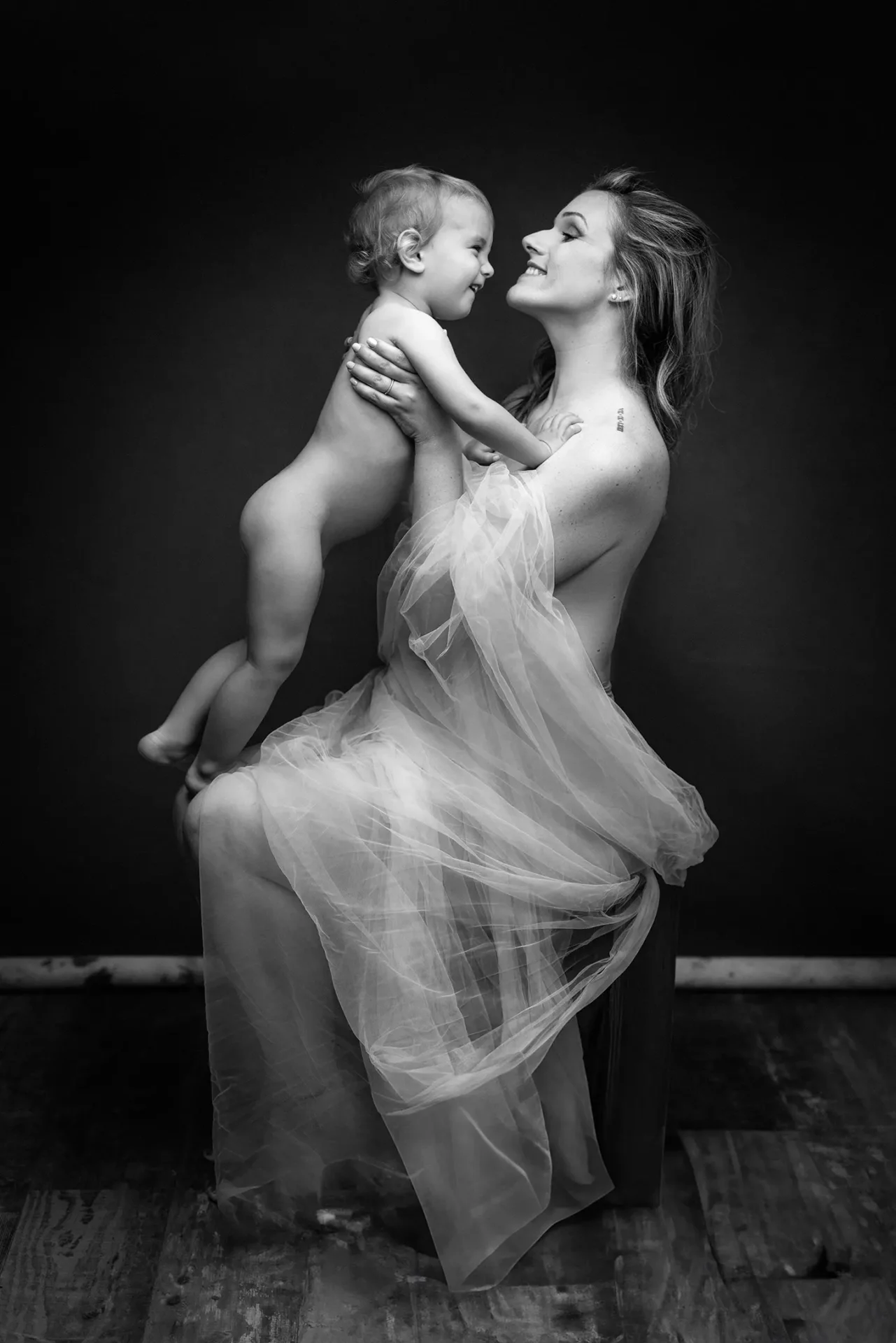 photo d'une maman et son enfant pendant un shooting studio chez un photographe professionnel