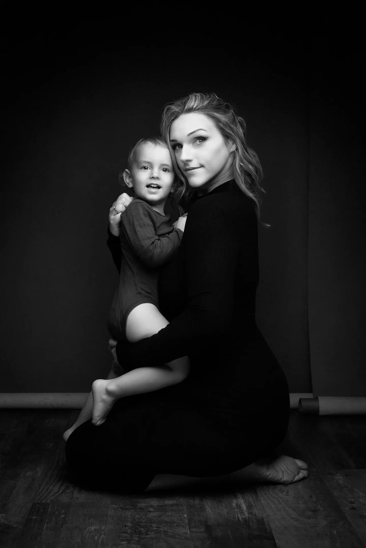 shooting photo maman et son enfant en noir et blanc