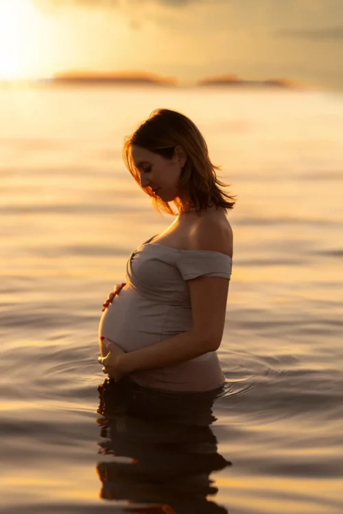 femme enceinte photo dans l'eau au coucher du soleil entre Aix en provence et Marseille