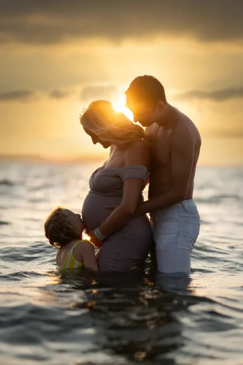 shooting grossesse en extérieur avec mari et enfant dans l'eau entre aix et marseille