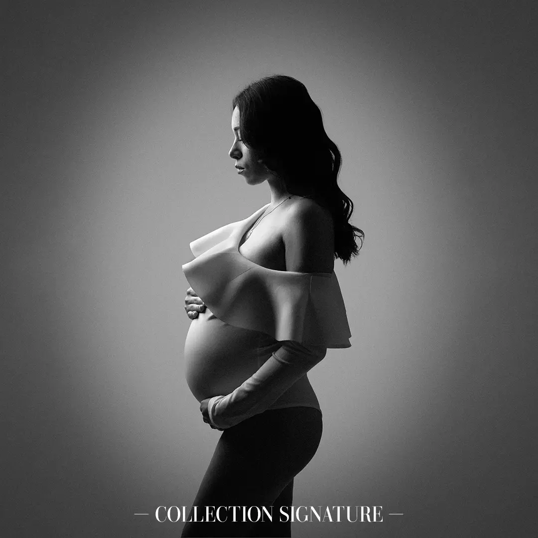 portrait de grossesse en noir et blanc en studio
