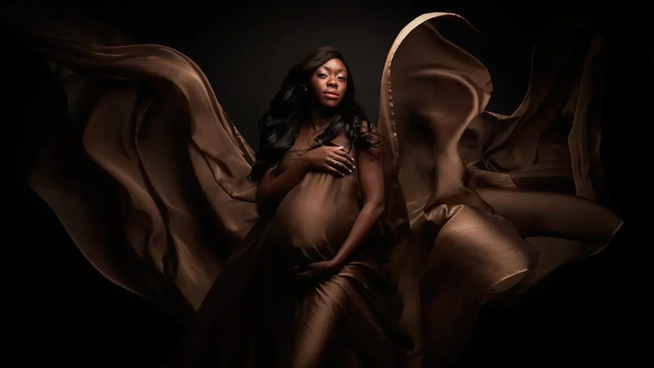 Photo artistique de grossesse en studio à Peypin – Femme enceinte en robe de soie marron