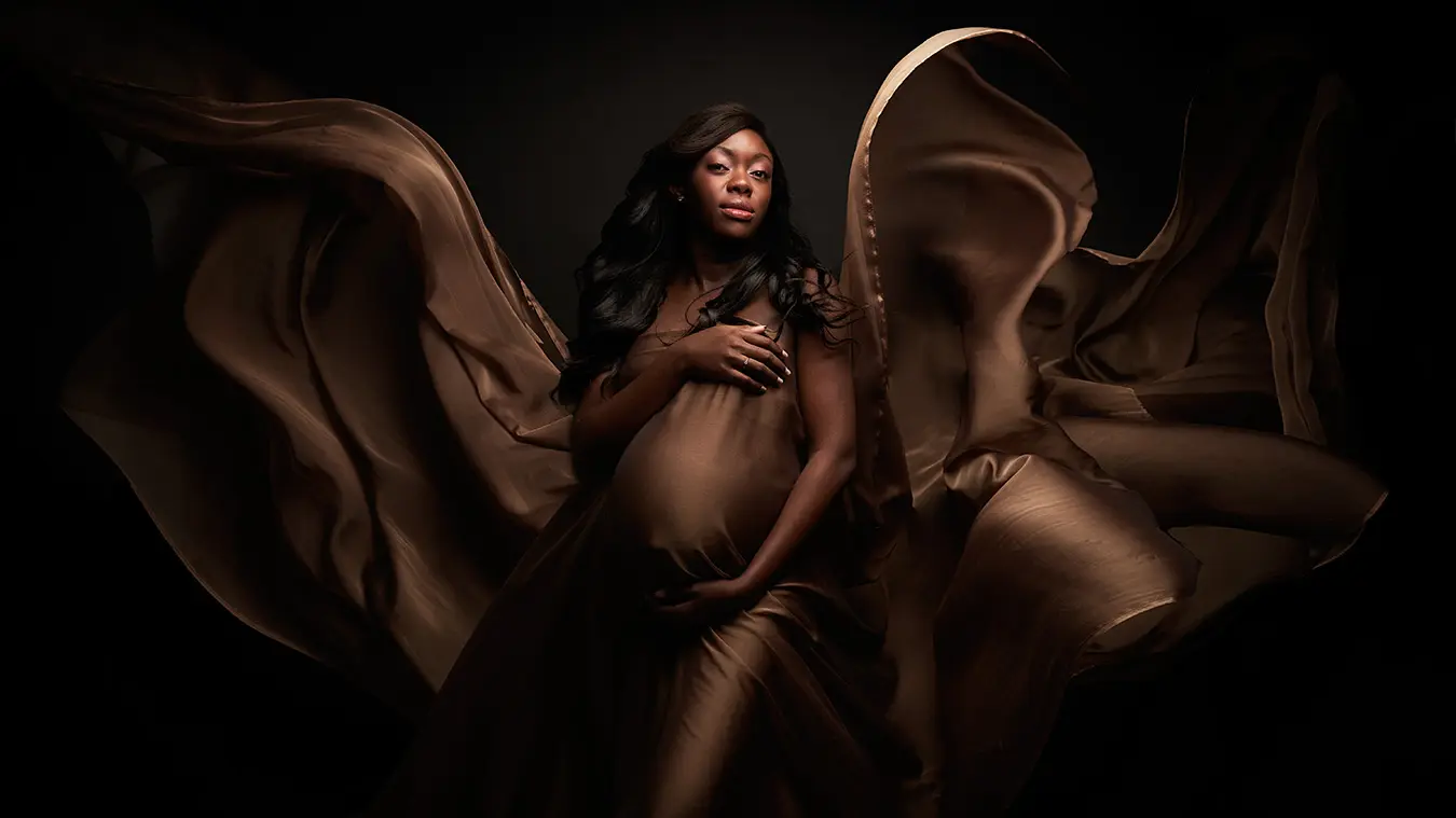 Photo artistique de grossesse en studio à Peypin – Femme enceinte en robe de soie marron