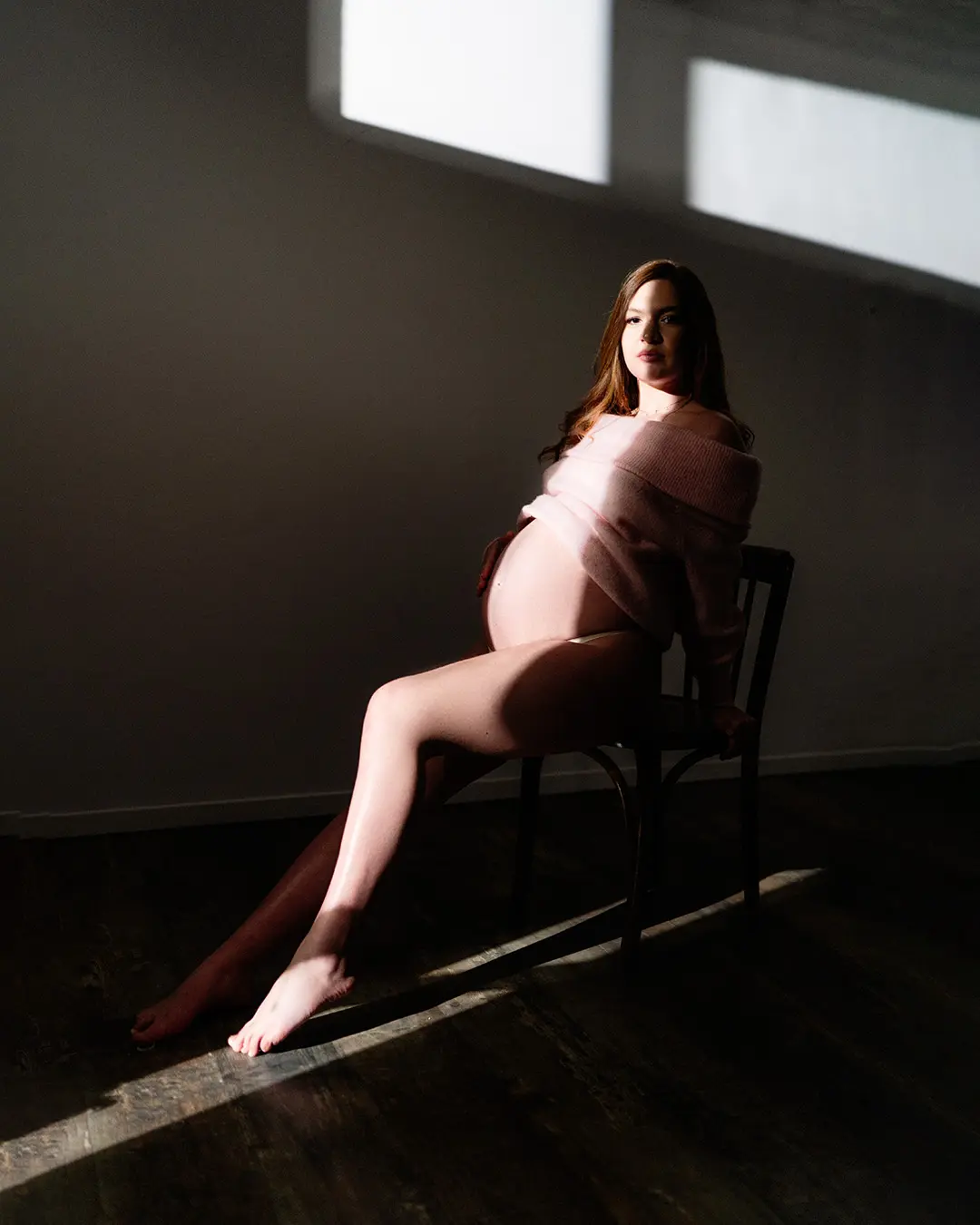 Portrait de femme enceinte assise en lumière naturelle – Studio grossesse Laury Skander à Peypin
