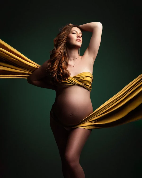 Shooting grossesse en studio avec robe jaune – Photographe maternité à Peypin entre Aix et Marseille