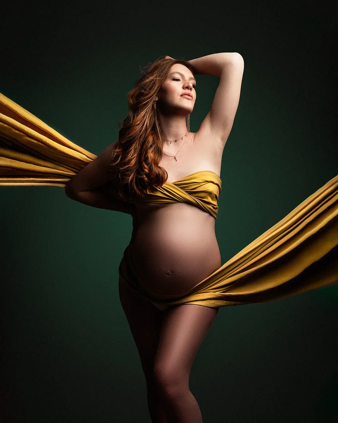 Shooting grossesse en studio avec robe jaune – Photographe maternité à Peypin entre Aix et Marseille
