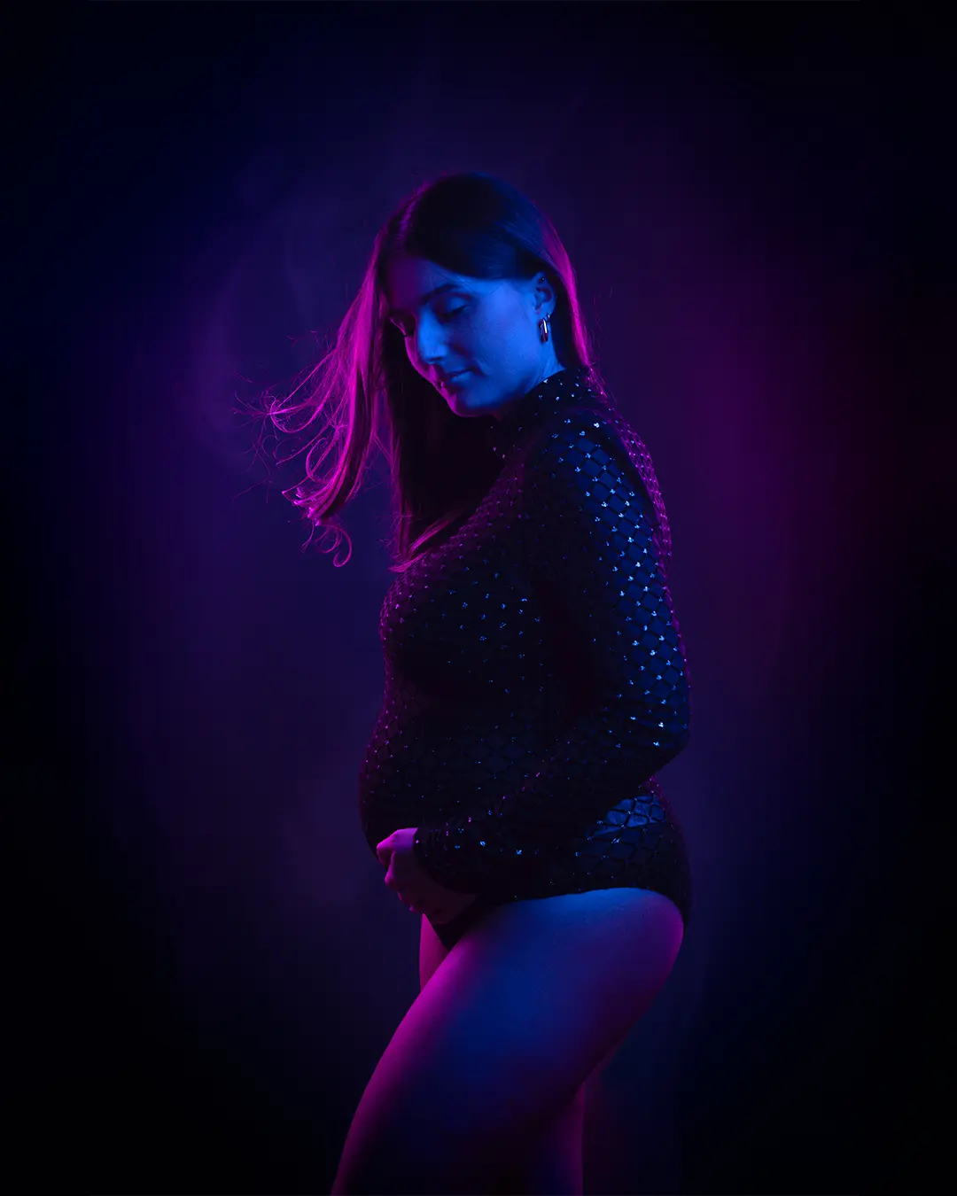 portrait de grossesse sur Aix en Provence avec des lumières colorées