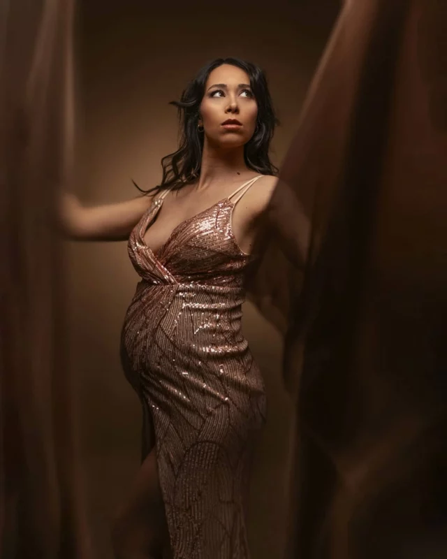 Porter la vie, c’est déjà une œuvre d’art.
Chaque femme mérite de garder un souvenir lumineux de cette parenthèse si précieuse.Dans mon studio, je capture la beauté brute, douce ou glamour de la maternité. Chaque séance est pensée pour révéler votre force, votre douceur et votre histoire.Que vous aimiez la lumière naturelle, les ambiances cocooning ou les portraits dignes d’un éditorial, tout est possible.
Ce moment est à vous.Vous attendez un bébé ?
Offrez-vous une séance inoubliable ou glissez l’idée à vos proches : la carte cadeau maternité est aussi disponible !—Dites-moi en commentaire :
Quel style vous touche le plus ?Naturel et bohèmeDoux et lumineuxChic et artistiquePhotographe spécialisée en grossesse en studio – Aix-en-Provence | Marseille | Toulon#photographematernite #grossesseenstudio #photographegrossesse #studioaixenprovence #futuremaman #photographefemmeenceinte #grossesse2025 #photographeprovence #lauryskanderphotographe